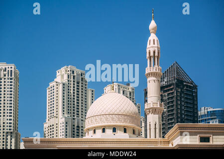 Iconic Moschee unter den modernen Architekturen in Dubai Marina District integriert, Emirates Stockfoto