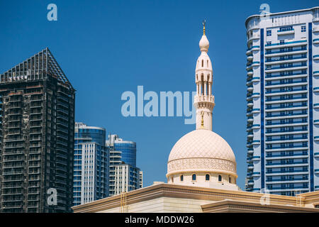 Iconic Moschee unter den modernen Architekturen in Dubai Marina District integriert, Emirates Stockfoto