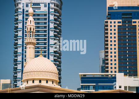 Iconic Moschee unter den modernen Architekturen in Dubai Marina District integriert, Emirates Stockfoto