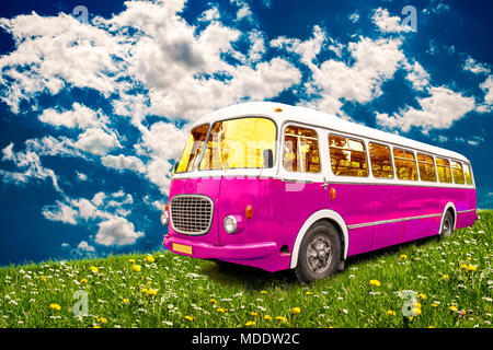 Retro-Bus in der Wiese geparkt auf dem Hintergrund der blauen Himmel. Stockfoto