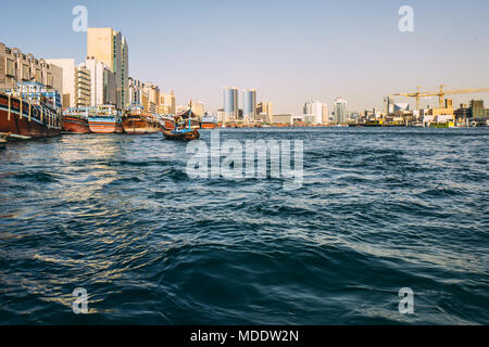Boote entlang Dubai Creek River in Deira, die Altstadt Stockfoto