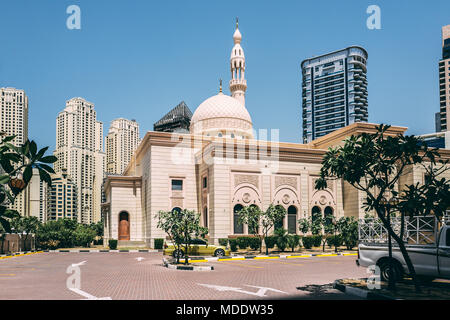 Iconic Moschee unter den modernen Architekturen in Dubai Marina District integriert, Emirates Stockfoto