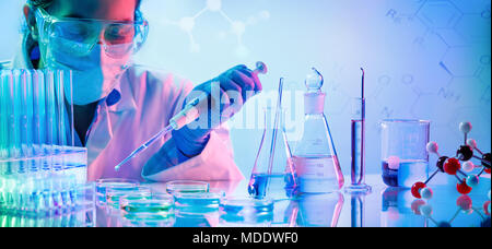 Chemie Labor - Frau mit Pipetten und Reagenzgläsern Stockfoto