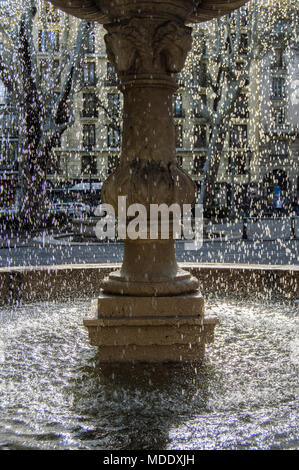 Das Wasser fällt aus einem Brunnen in einem Platz in Madrid Stockfoto