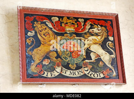Das königliche Wappen von George111 über den Süden Veranda Tür in der Pfarrkirche St. Maria, der Jungfrau, an Wiveton, Norfolk, England, Vereinigtes Königreich. Stockfoto