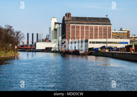 Berlin-Moabit, Westhafen, West Harbour,. Behala historisches Ziegelgebäude Lagergebäude und Vattenfall Kraftwerk Stockfoto