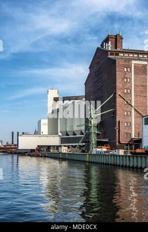 Berlin-Moabit, Westhafen, West Hafen. Behala historisches Ziegelgebäude Lagergebäude und Silo Neben Canal Stockfoto