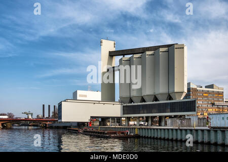 Berlin-Moabit, Berlin-Spandau Versand Kanal. Urbane Landschaft Blick auf die industrielle Architektur. Silo- und Kraftwerk Gebäude Stockfoto