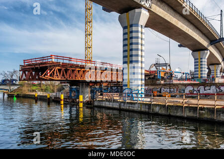 Berlin-Wedding. Eisenbahnbrücke mit blau-weiße tragende Säulen über den Berlin-Spandau navigation Kanal und unfertige Brücke Stockfoto