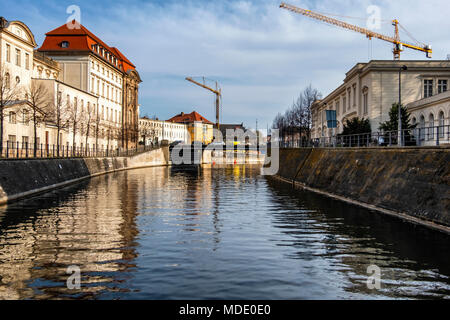 Berlin, Mitte, Spandau und Blick auf den Kanal mit Bundesministerium für Wirtschaft & Energie & Hamburger Bahnhof Museum Gebäude Stockfoto