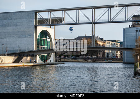 Berlin Mitte. Marie-Elisabeth-Lüders-Haus. Moderne Regierung Gebäude neben der Spree Häuser Bibliothek & parlamentarischen Archive & Fußgängerbrücke Ma Stockfoto