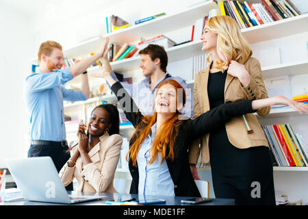 Happy business Kollegen feiern. Stockfoto