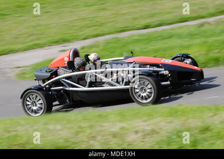 Ariel Atom leichten Sportwagen oder Track Autofahren schnell auf der britischen öffentlichen Straßen. Ariel Atome haben eine sichtbare Auto exoskelett. Stockfoto