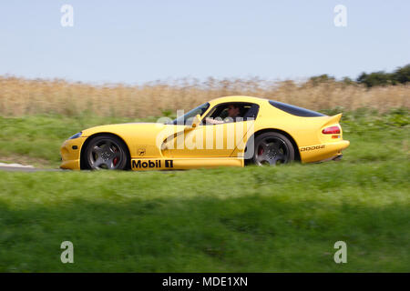 Profil (Seitenansicht) Der gelbe Dodge Viper GTS amerikanische Sportwagen schnell fahren. Stockfoto