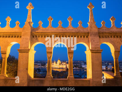 Blick auf Budapest Parlament von Fisherman's Bastion in der Nacht Stockfoto