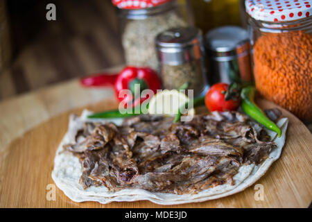 Türkische Döner/Shawarma Rindfleisch, serviert auf einem LAVASH. Stockfoto