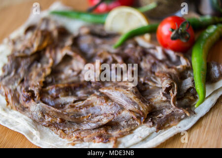 Türkische Döner/Shawarma Rindfleisch, serviert auf einem LAVASH. Stockfoto