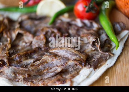 Türkische Döner/Shawarma Rindfleisch, serviert auf einem LAVASH. Stockfoto