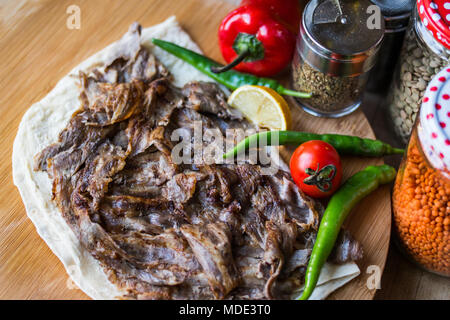 Türkische Döner/Shawarma Rindfleisch, serviert auf einem LAVASH. Stockfoto