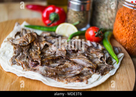 Türkische Döner/Shawarma Rindfleisch, serviert auf einem LAVASH. Stockfoto