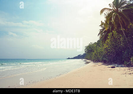 Tropische Andaman Seascape scenic aus Mai Khao Beach und Wave Absturz auf sandigen Ufer in Phuket Thailand, kann für den Luftverkehr verwendet werden, um zu reisen und op Stockfoto