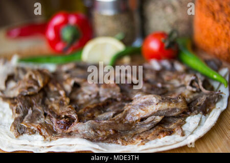 Türkische Döner/Shawarma Rindfleisch, serviert auf einem LAVASH. Stockfoto