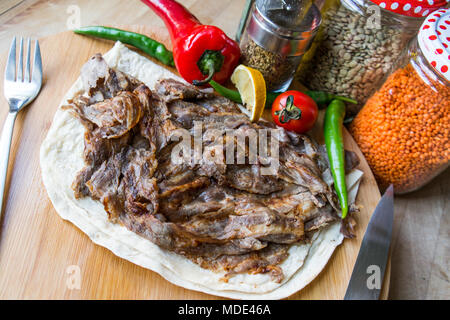 Türkische Döner/Shawarma Rindfleisch, serviert auf einem LAVASH. Stockfoto