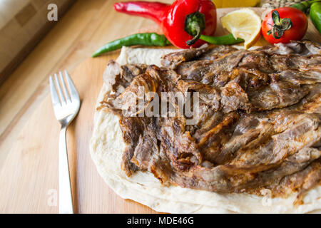 Türkische Döner/Shawarma Rindfleisch, serviert auf einem LAVASH. Stockfoto