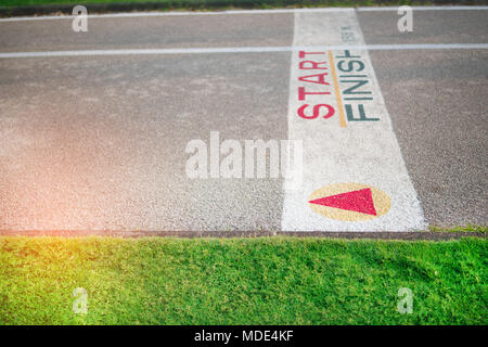 Die lackierten Start/Ziel Linie quer über den Weg in den Park. Stockfoto