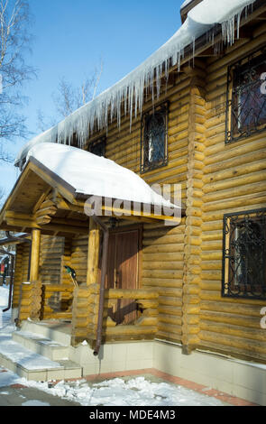 Holz- Portal der Kirche von Luke, Erzbischof von Krim in Obninsk Stockfoto