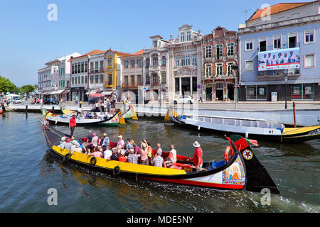 Touristen auf einem moliceiro Boot Kanal Reise, Aveiro, Region Centro, Portugal Stockfoto