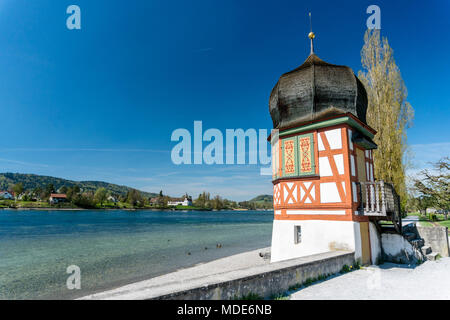 Alten mittelalterlichen Wachturm auf dem Rhein außerhalb der Stadt Stein am Rhein Stockfoto