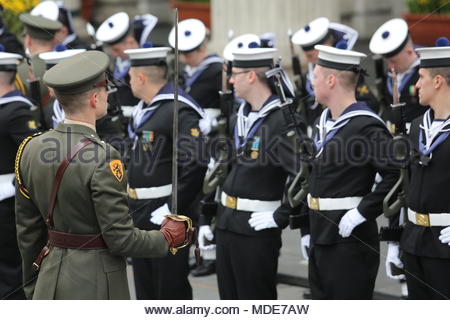 Eine militärische Anzeige außerhalb des GPO in Dublinto Markierung der Jahrestag der Osteraufstand von 1916, eine der größten Irland Schritte in Richtung Unabhängigkeit. Stockfoto