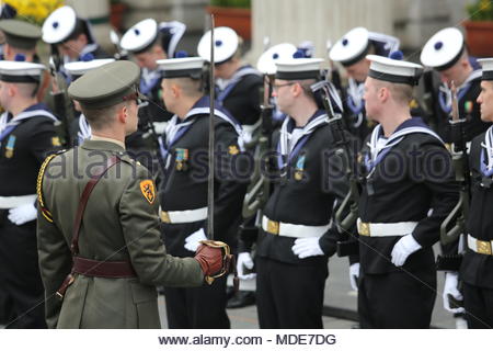 Eine militärische Anzeige außerhalb des GPO in Dublinto Markierung der Jahrestag der Osteraufstand von 1916, eine der größten Irland Schritte in Richtung Unabhängigkeit. Stockfoto