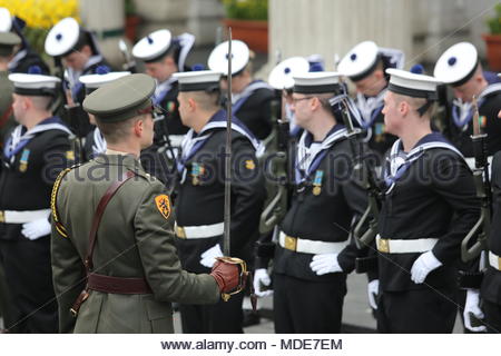 Eine militärische Anzeige außerhalb des GPO in Dublinto Markierung der Jahrestag der Osteraufstand von 1916, eine der größten Irland Schritte in Richtung Unabhängigkeit. Stockfoto