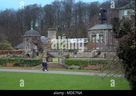 National Trust für Schottland vor Pollock House Country Park Glasgow Hundewiesen Paar Stockfoto