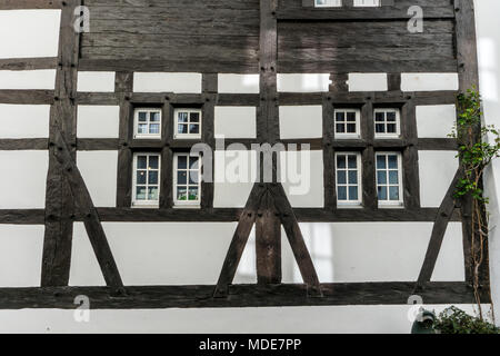 Typische Fachwerk Haus Architektur aus dem Mittelalter im idyllischen Schweizer Dorf Wilderswil Stockfoto