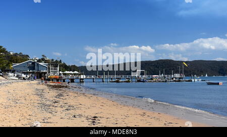 Sydney, Australien - Sept 10, 2017. Das Bootshaus Palm Beach Cafe Restaurant an der Westseite von Palm Beach, Pittwater. Menschen, Familien mit Kindern entspannen Stockfoto