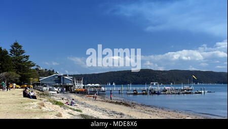 Sydney, Australien - Sept 10, 2017. Das Bootshaus Palm Beach Cafe Restaurant an der Westseite von Palm Beach, Pittwater. Menschen, Familien mit Kindern entspannen Stockfoto