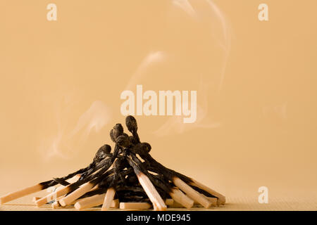 Ein Haufen von Ausgebrannten übereinstimmt Stockfoto