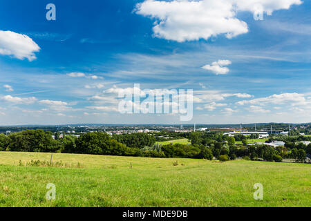 Panoramablick vom Berensberg bis in die nördlichen Teile von Aachen mit einer Wiese im Vordergrund, das Tivoli-Stadion in der Mitte und der A4-motor Stockfoto