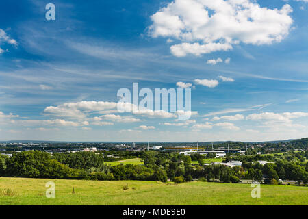 Panoramablick vom Berensberg bis in die nördlichen Teile von Aachen mit einer Wiese im Vordergrund, das Tivoli-Stadion in der Mitte und der A4-motor Stockfoto