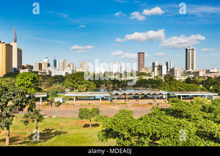 Blick auf die Skyline von Nairobi, Kenia mit Uhuru Park im Vordergrund. Stockfoto