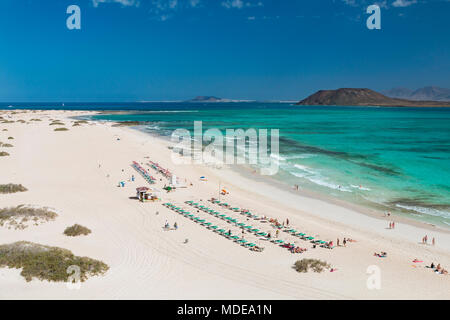 Luftbild von Corralejo Strand und türkisfarbenes Wasser in Fuerteventura, Spanien mit Isla de Lobos und Lanzarote im Hintergrund. Stockfoto