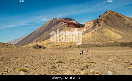 Vulkanische Landschaft Ansichten mit Vulkanen, gemacht während Tongariro Alpine Crossing Trail im Tongariro National Park, Neuseeland Stockfoto