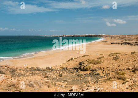 Der Strand Playa del Aljibe De La Cueva mit El Cotillo im Hintergrund in Fuerteventura, Spanien vom Norden gesehen. Stockfoto