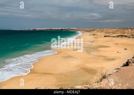 Der Strand Playa del Castillo in der Nähe von El Cotillo, im Westen von Fuerteventura, Spanien. Stockfoto