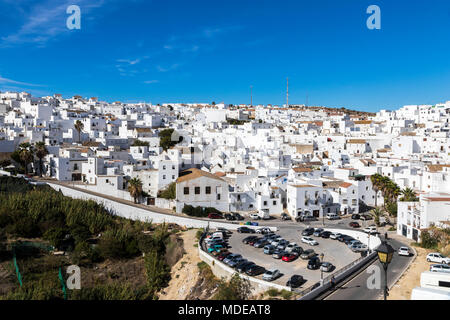 Vejer de la Frontera, Spanien. Eine spanische hilltop Pueblo Blanco (Weiße Stadt) in der Provinz Cadiz, Andalusien. Horizontale Panoramablick und städtischen Lan Stockfoto