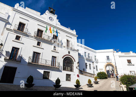 Vejer de la Frontera, Spanien. Eine spanische Hilltop weiße Stadt in der Provinz Cadiz, Andalusien. Blick auf das Rathaus und den Arco de la Villa gate Stockfoto