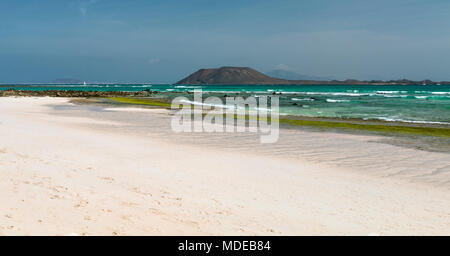 Leeren Strand mit einigen Felsen in der Nähe von Corralejo auf Fuerteventura, Spanien, die Isla de Lobos im Hintergrund. Stockfoto